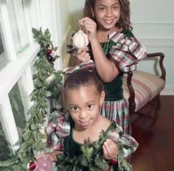 Aww, check out this throwback photo of Beyonce and Solange at Christmas